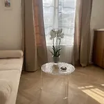 Charmant studio perché sur les toits, avec ascenseur, 16 ème quartier calme securise- Proche quai Seine Roland Garros