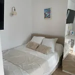 Charmant studio perché sur les toits, avec ascenseur, 16 ème quartier calme securise- Proche quai Seine Roland Garros